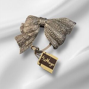 Vintage NWT By Hugo Silver Tone Bow Scarf Clip